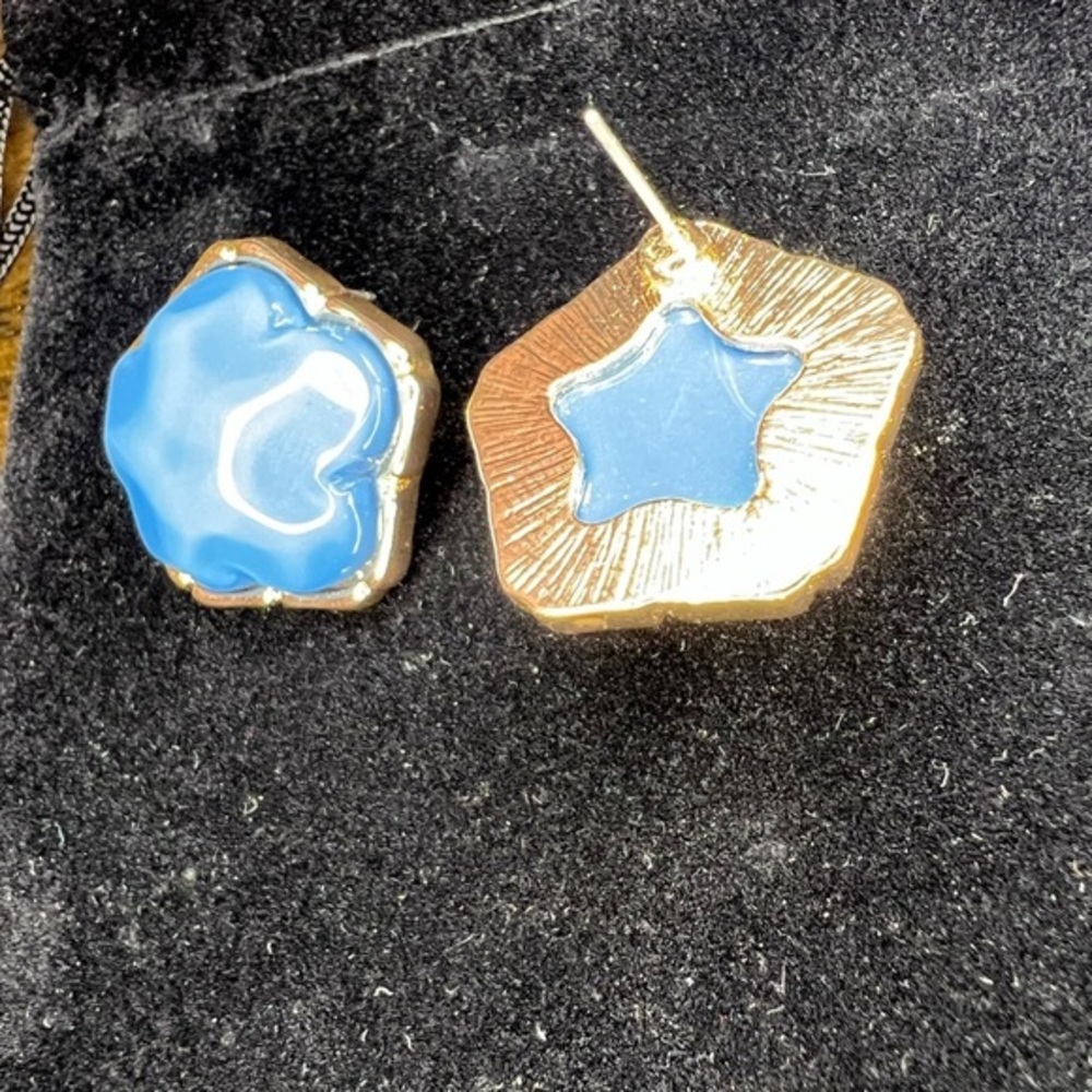 Irregular blue resin flower clover stud earring gold has backs